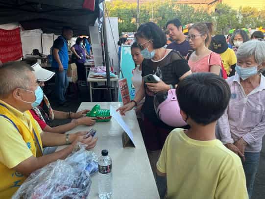 新竹縣政府政風處廉政志工協助橫山鄉公所辦理「2023中秋賞月X珍惜水資源」社會參與活動廉政志工協助指引民眾、發放問卷填寫