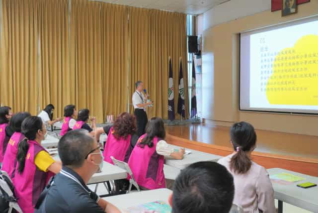 嘉義市政府廉政志工教育訓練圓滿結束 廉政倫理規範解讀讓志工收穫滿滿吳處長授課照(2)