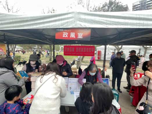 新竹縣政府政風處廉政志工協助辦理113年2月24日竹北燈節反貪宣導活動廉政志工協助民眾掃瞄QR-Code參加有獎徵答