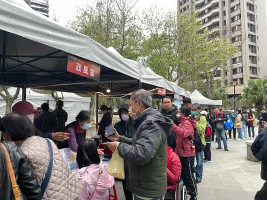 新竹縣政府政風處廉政志工協助辦理113年2月24日竹北燈節反貪宣導活動廉政志工全程參與，協助有獎徵答並發送宣導品