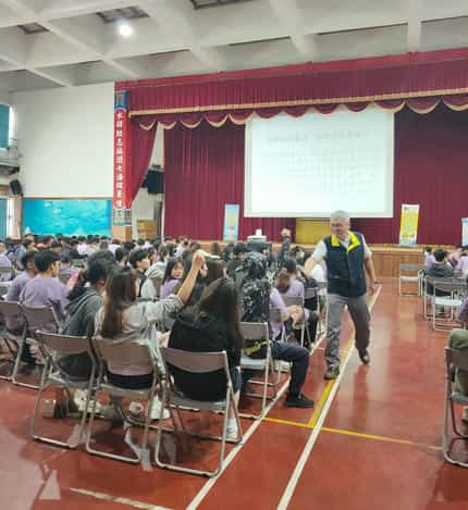 澎湖縣稅務局政風室偕同廉政志工至國立澎湖海事職校進行反貪宣導