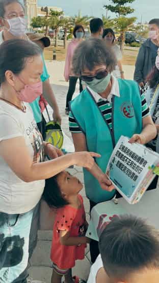 澎湖縣政府政風處運用廉政志工重生市集反貪宣導