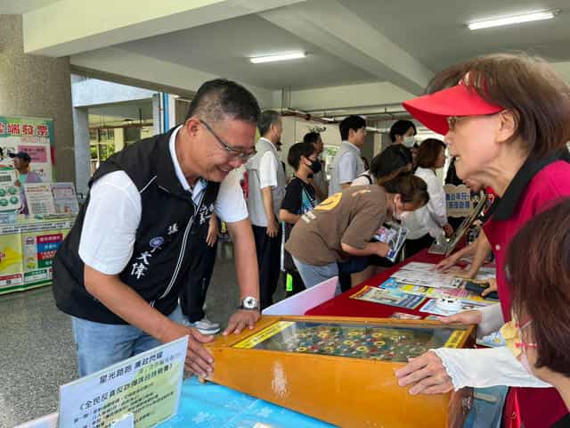 我嘉青年親子籃球賽 防詐倡廉攜手同行嘉義市議會議員操作彈珠台