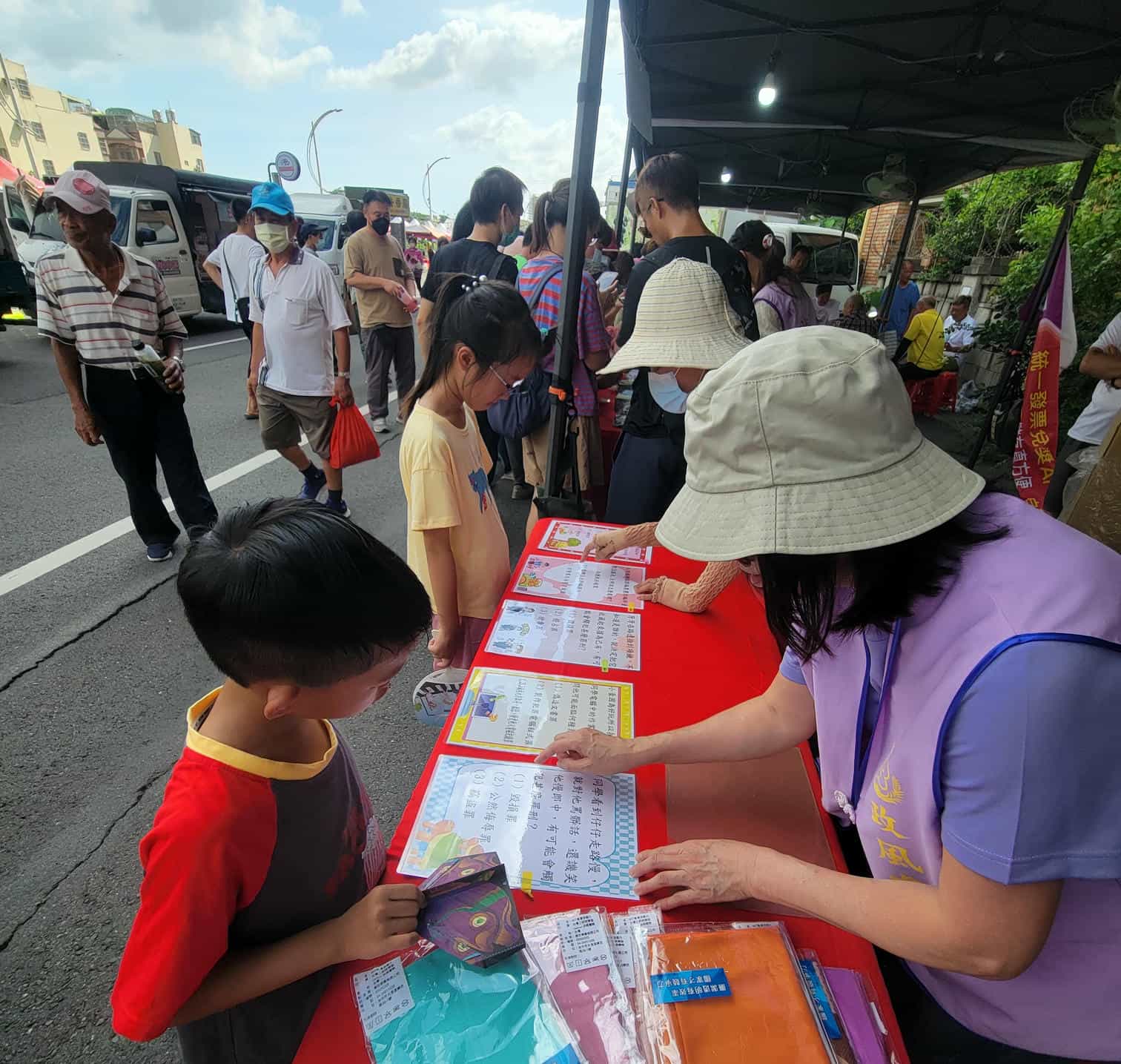 彰化縣政府廉政志工協助辦理「大村葡萄觀光文化季」反貪宣導活動宣導情形