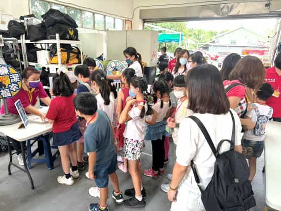 臺中市政府廉政志工辦理「安全龍吼哩-小小英雄」暑期消防營廉政宣導消防營闖關遊戲1