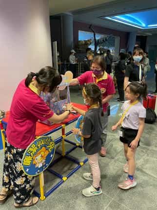 臺中市政府廉政志工辦理「安全龍吼哩-小小英雄」暑期消防營廉政宣導消防營闖關遊戲4