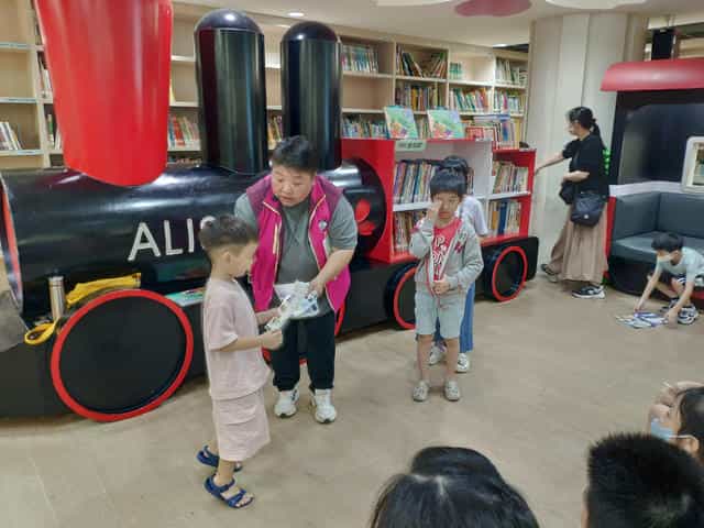 嘉義市政府舉辦《潘朵拉禮物：犀牛村長的考驗》廉潔教材導讀會，傳遞廉潔與公正的價值觀志工在導讀會與小朋友互動