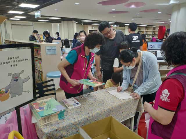 嘉義市政府舉辦《潘朵拉禮物：犀牛村長的考驗》廉潔教材導讀會，傳遞廉潔與公正的價值觀志工協助辦理簽到事宜