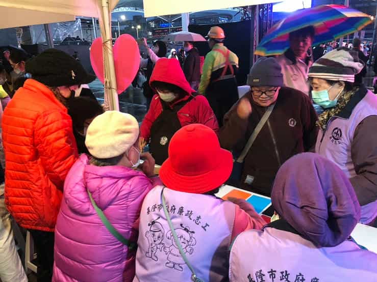 基隆市政府廉政志工協助辦理「100迎繽萬千好事年終演唱會活動」100迎賓萬千好事年終演唱會活動反貪宣導照片