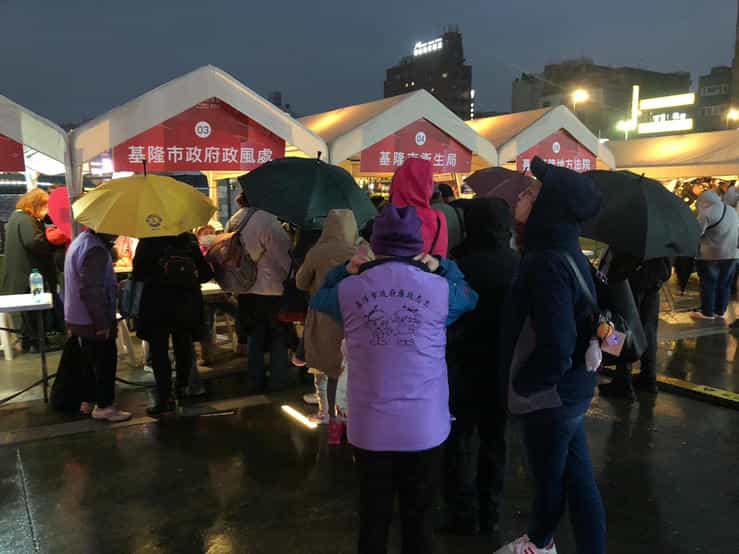 基隆市政府廉政志工協助辦理「100迎繽萬千好事年終演唱會活動」100迎賓萬千好事年終演唱會活動反貪宣導照片