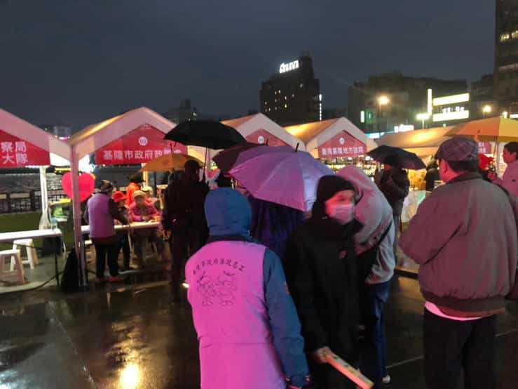 基隆市政府廉政志工協助辦理「100迎繽萬千好事年終演唱會活動」100迎賓萬千好事年終演唱會活動反貪宣導照片