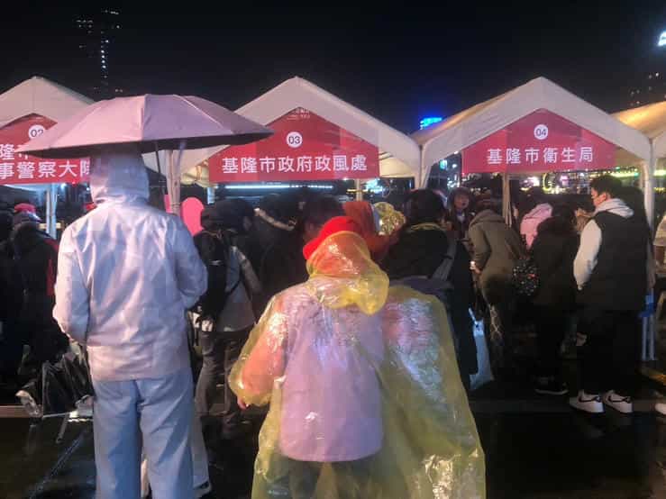 基隆市政府廉政志工協助辦理「100迎繽萬千好事年終演唱會活動」100迎賓萬千好事年終演唱會活動反貪宣導照片