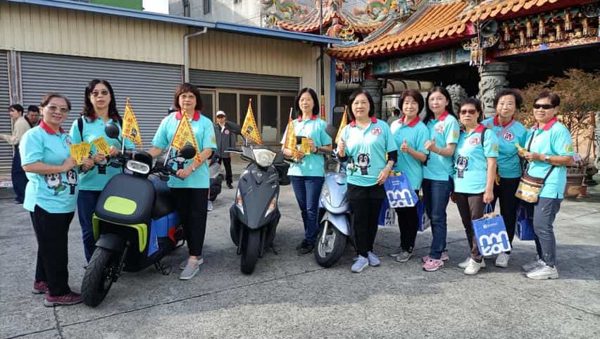 南投縣政府攜手廉政志工共築「反詐騎士團」防線南投縣政府攜手廉政志工共築「反詐騎士團」防線	-許縣長與廉政志工共同打詐-志工合影