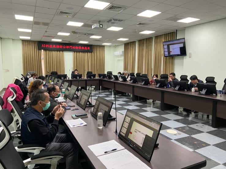 新竹市政府推動AI應用課程 廉政志工共創宣導新模式政風同仁及廉政志工一同參與課程