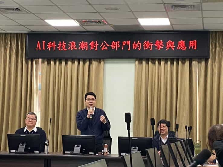 新竹市政府推動AI應用課程 廉政志工共創宣導新模式政風處處長陳文意為課程開場