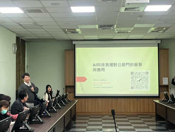 新竹市政府推動AI應用課程 廉政志工共創宣導新模式政風同仁及廉政志工一同參與課程