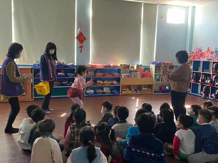 新竹市政府攜手廉政志工辦理「廉手做燈籠」反貪宣導活動0210加米幼兒園學童故事互動