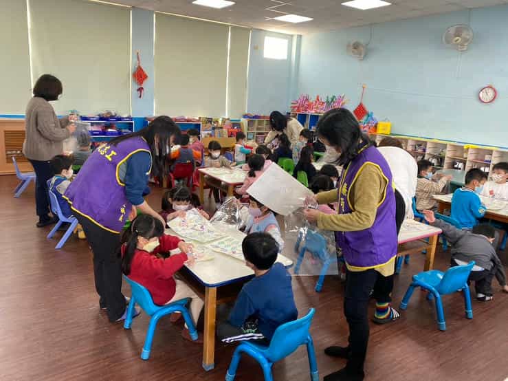 新竹市政府攜手廉政志工辦理「廉手做燈籠」反貪宣導活動0210加米幼兒園學童製作燈籠