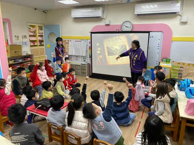 新竹市政府攜手廉政志工辦理「廉手做燈籠」反貪宣導活動0211延平幼兒園學童認真聽故事