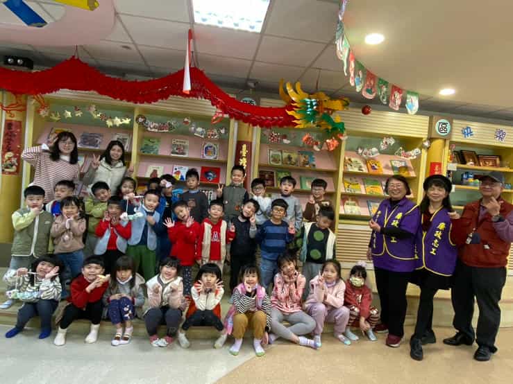 新竹市政府攜手廉政志工辦理「廉手做燈籠」反貪宣導活動0211延平幼兒園學童與燈籠合照