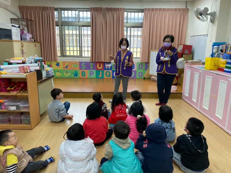 新竹市政府攜手廉政志工辦理「廉手做燈籠」反貪宣導活動0212仁愛之家幼兒園學童認真聽故事