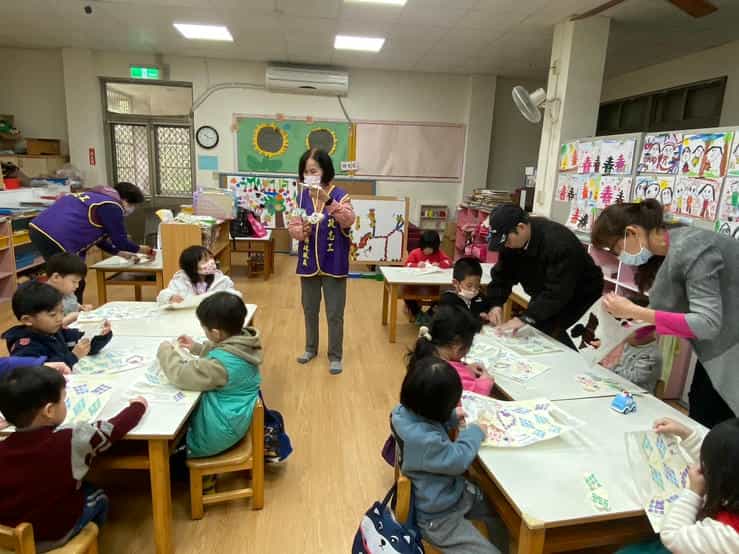 新竹市政府攜手廉政志工辦理「廉手做燈籠」反貪宣導活動0212仁愛之家幼兒園學童製作燈籠