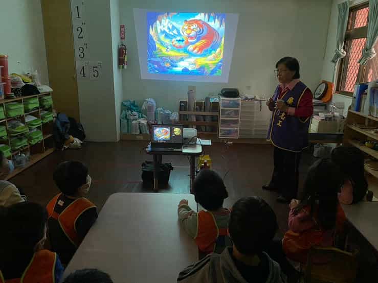 新竹市政府攜手廉政志工辦理「廉手做燈籠」反貪宣導活動0213傑恩幼兒園學童認真聆聽故事