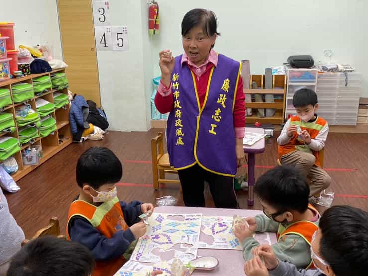 新竹市政府攜手廉政志工辦理「廉手做燈籠」反貪宣導活動0213傑恩幼兒園製作燈籠