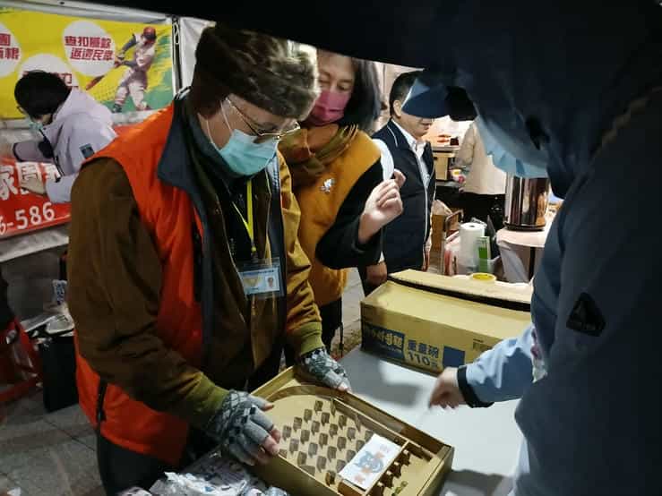 【2025中台灣元宵燈會】臺中市政府教育局政風室、都市發展局政風室及研考會政風室攜手廉政志工辦理廉政宣導本府政風處廉政志工出席2025中臺灣元宵燈會辦理社會參與「廉政宣導」活動，除協助海報宣導布置外，對民眾參與遊戲與警語導讀等互動，展現熱忱、解說有力，情意相挺，讓民眾讚賞有加，並與研考會陳主任善盡職場工作責任，順利圓滿完成本次社會參與活動