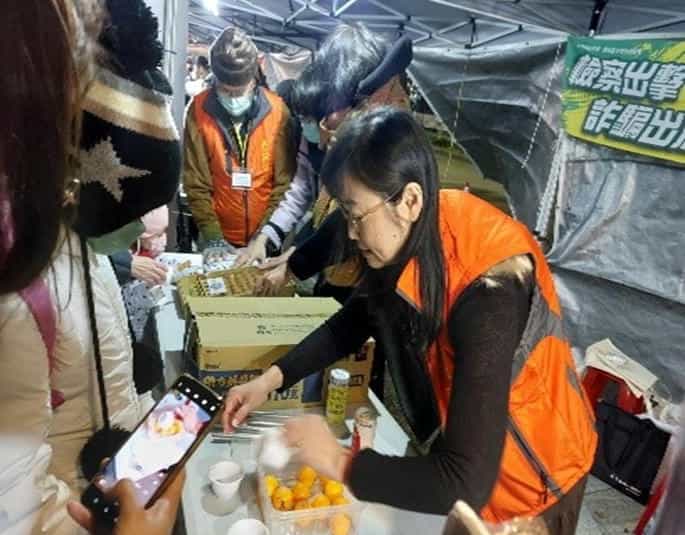 【2025中台灣元宵燈會】臺中市政府教育局政風室、都市發展局政風室及研考會政風室攜手廉政志工辦理廉政宣導本府政風處廉政志工出席2025中臺灣元宵燈會辦理社會參與「廉政宣導」活動，除協助海報宣導布置外，對民眾參與遊戲與警語導讀等互動，展現熱忱、解說有力，讓民眾讚賞有加順利圓滿完成本次社會參與活動