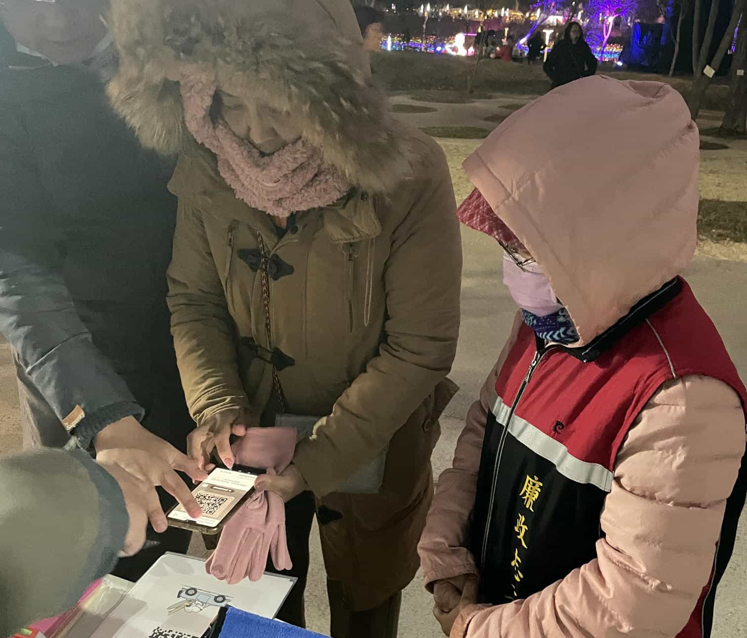 【2025中台灣元宵燈會】臺中市政府教育局政風室、都市發展局政風室及研考會政風室攜手廉政志工辦理廉政宣導臺中市政府教育局政風室於114年2月8日，藉本府觀光旅遊局以燈會主題「蛇現幸福 SHINING TAICHUNG 」辦理2025中臺灣元宵燈會活動時機，進行反貪社會參與廉政宣導活動。本次廉政宣導活動特以廉政署「新世代打擊詐欺策略行動綱領2.0」為主軸，現場以法務部與「柴語錄」合製反詐騙宣導教材向民眾宣導相關反詐騙觀念，另配合公務員廉政倫理規範、公職人員財產申報法等主題為有獎徵答題目，以寓教於樂方式互動，傳達廉能意識，期許民眾對政府「反貪倡廉」政策高度認同與支持，實踐市長「守護台中 堅持幸福」之施政理念。 <br />
廉政志工於活動前協助活動現場設置廉政宣導攤位，發放廉政宣導品，辦理有獎徵答，增加寓教於樂的趣味性，宣導圓滿成功。