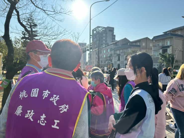 桃園市政府政風處辦理「2025台灣燈會在桃園」廉政志工觀摩導覽及安全維護工作向廉政志工簡介安全維護督勤業務內容_2