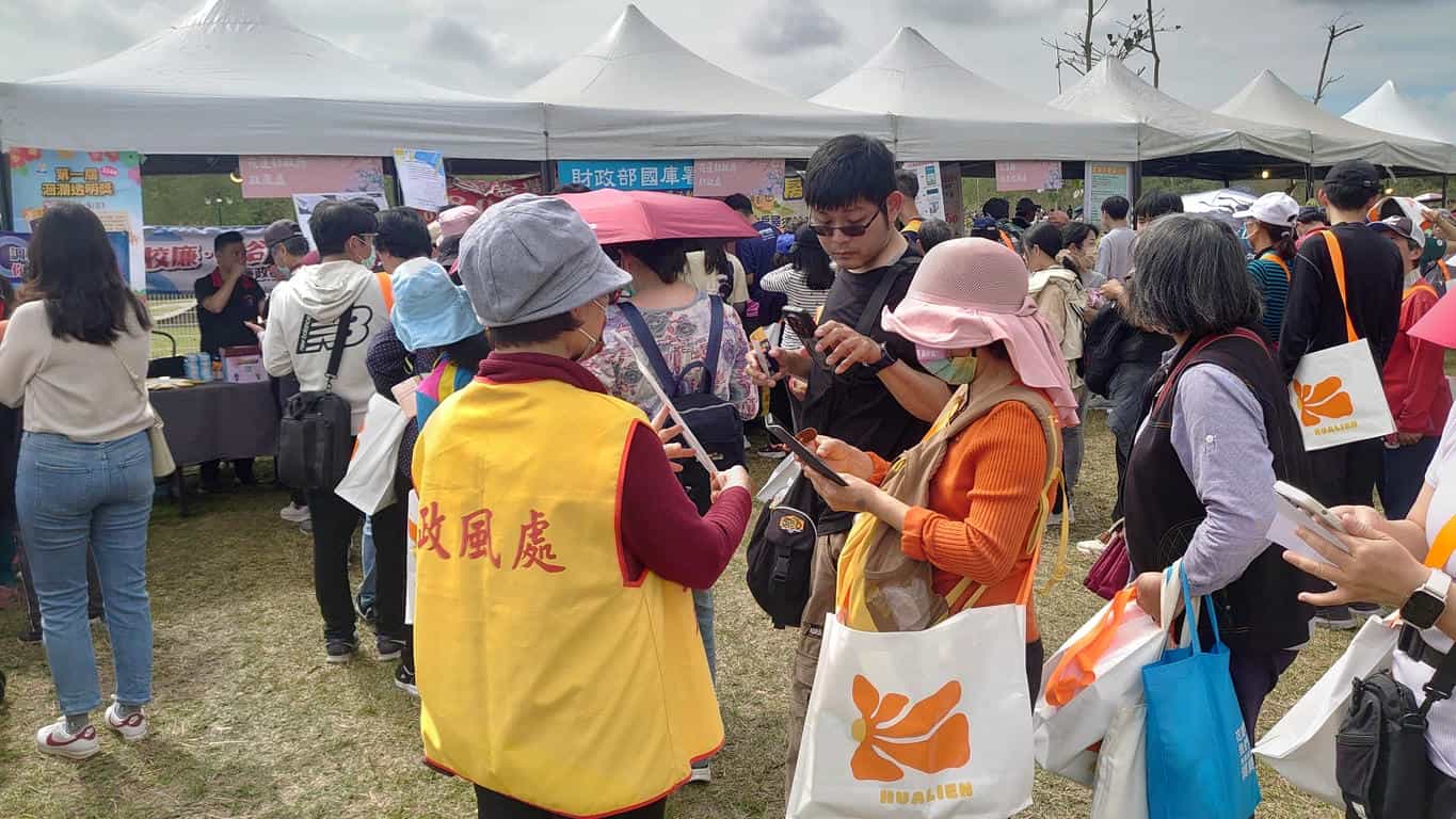 廉政志工協助花蓮縣政府政風處辦理2025「花開樹語．健步未來」植樹節健走活動設攤宣導廉政志工為民眾熱心服務