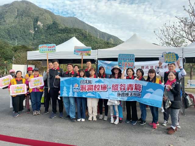 廉政志工協助花蓮縣政府政風處辦理2025「花開樹語．健步未來」植樹節健走活動設攤宣導廉政志工與政風處同仁合影