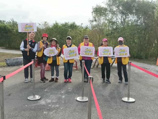 廉政志工協助花蓮縣政府政風處辦理2025「花開樹語．健步未來」植樹節健走活動設攤宣導廉政志工合影