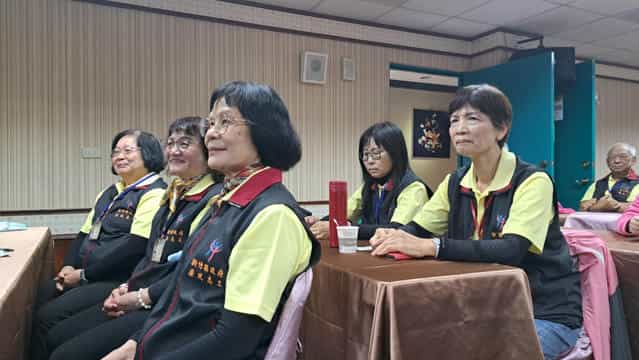 新竹縣政府政風處辦理「113年廉政志工專業訓練暨跨域交流活動」志工仔細聆聽臺上講者分享