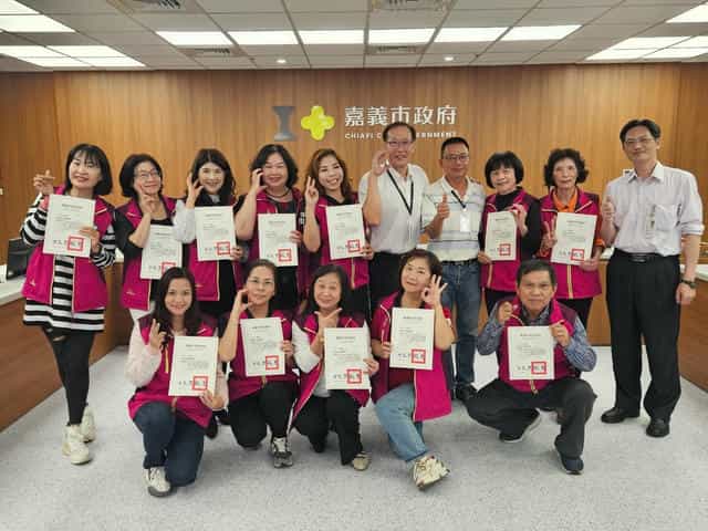 嘉義市政府感謝廉政志工 攜手共築誠信幸福城市頒發感謝狀，與志工合影