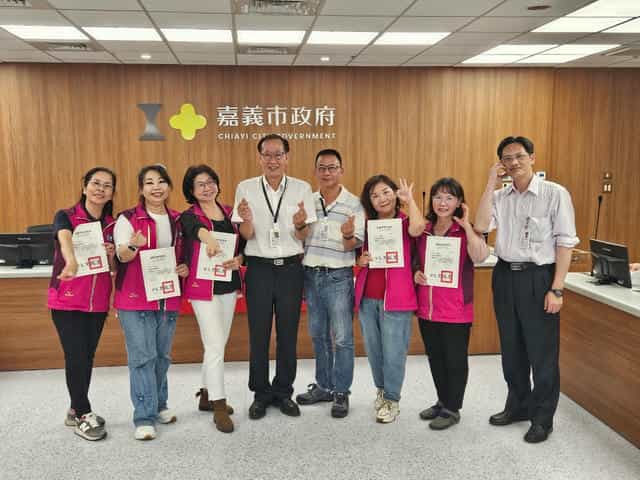 嘉義市政府感謝廉政志工 攜手共築誠信幸福城市頒發感謝狀，與志工合影