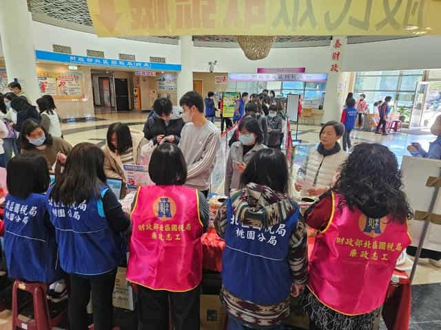 北區國稅局廉政志工「廉政反貪蛇蛇如意 小花蛇迎春納財好運來」花燈兌換活動北區國稅局廉政志工協助辦理發放花燈