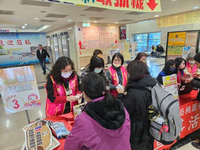 北區國稅局廉政志工「廉政反貪蛇蛇如意 小花蛇迎春納財好運來」花燈兌換活動北區國稅局廉政志工協助發票兌換花燈