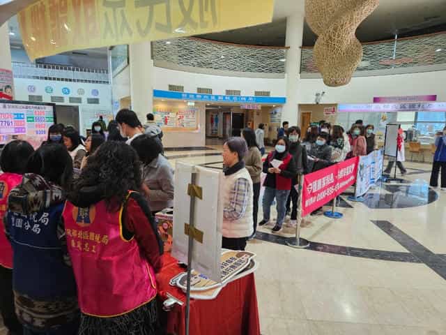 北區國稅局廉政志工「廉政反貪蛇蛇如意 小花蛇迎春納財好運來」花燈兌換活動民眾依序排隊等待發放花燈情形
