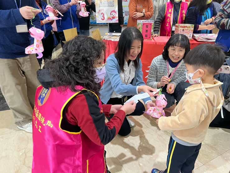 北區國稅局廉政志工「廉政反貪蛇蛇如意 小花蛇迎春納財好運來」花燈兌換活動北區國稅局廉政志工發放花燈給小朋友