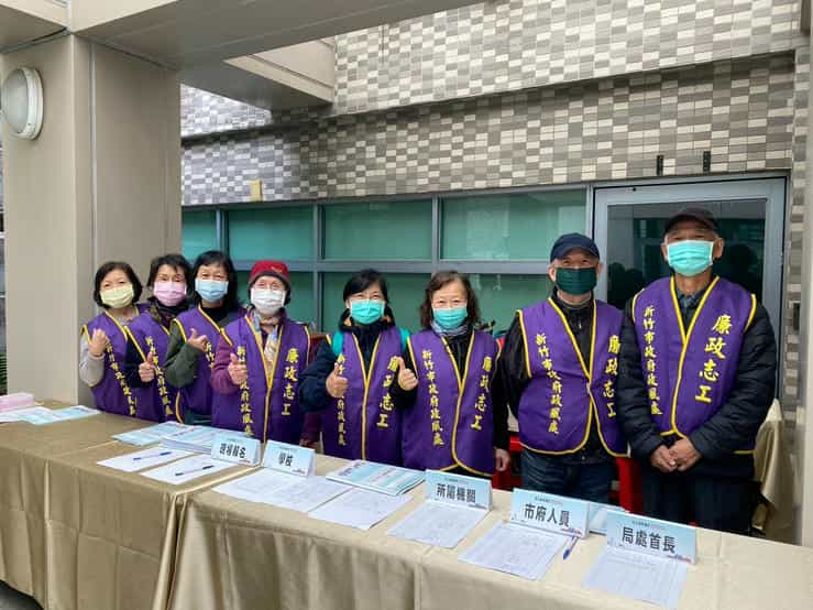 新竹市政府廉政志工隊協助辦理「從工程看廉政-破解圖利與便民迷思」產官學青論壇服務志工合照