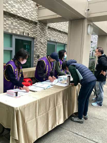 新竹市政府廉政志工隊協助辦理「從工程看廉政-破解圖利與便民迷思」產官學青論壇廉政志工協助簽到