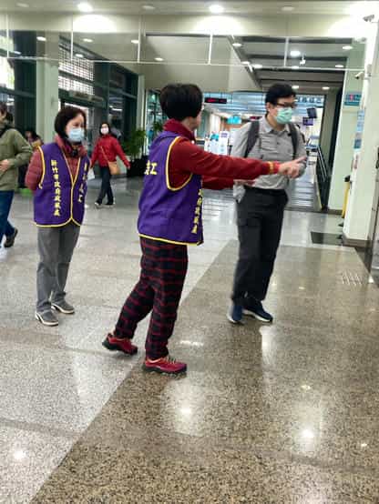 新竹市政府廉政志工隊協助辦理「從工程看廉政-破解圖利與便民迷思」產官學青論壇廉政志工協助引導來賓