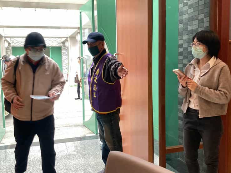 新竹市政府廉政志工隊協助辦理「從工程看廉政-破解圖利與便民迷思」產官學青論壇廉政志工協助引導來賓