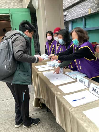 新竹市政府廉政志工隊協助辦理「從工程看廉政-破解圖利與便民迷思」產官學青論壇廉政志工協助發放講義