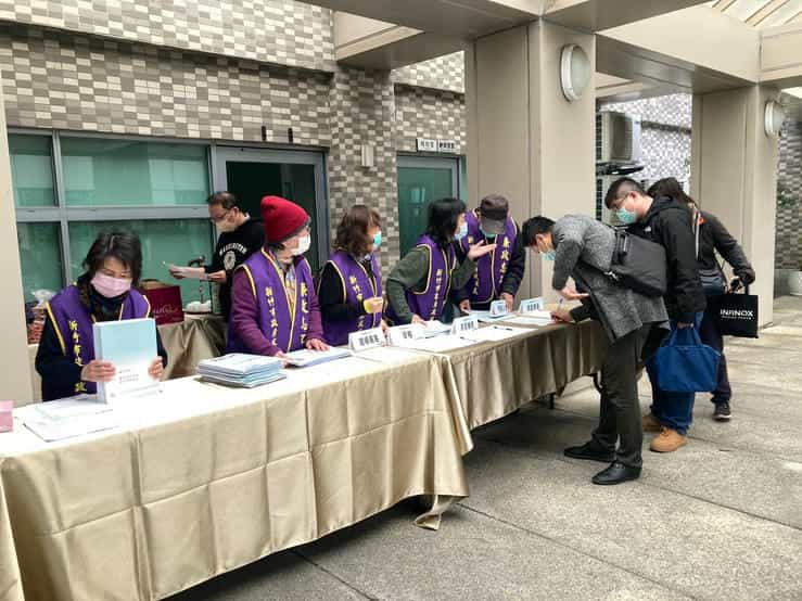 新竹市政府廉政志工隊協助辦理「從工程看廉政-破解圖利與便民迷思」產官學青論壇廉政志工協助發放講義