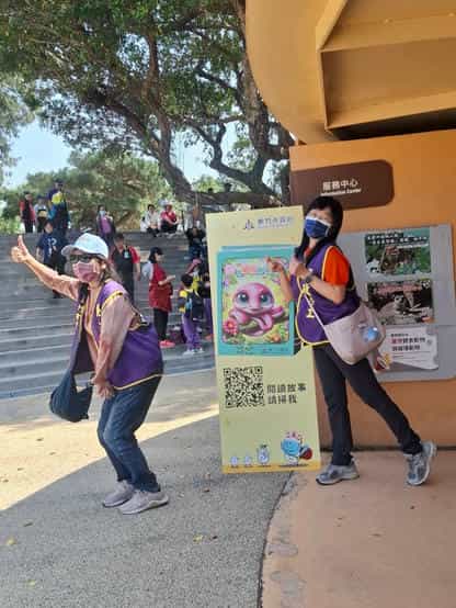 AI繪本結合志工服務，新竹市政府打造動物園裡的誠信角落廉政志工與宣導看板合影