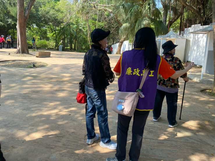 AI繪本結合志工服務，新竹市政府打造動物園裡的誠信角落廉政志工對民眾宣導